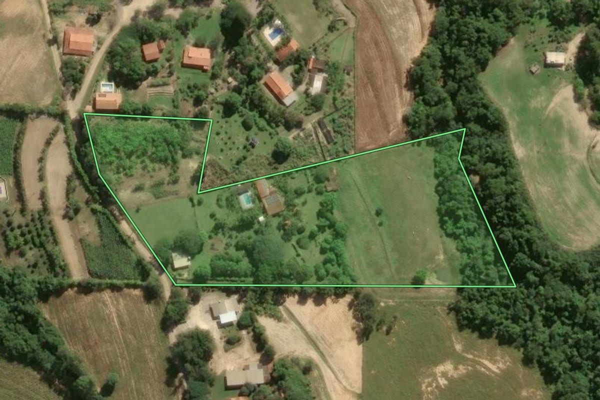 Imagem de satélite do imóvel rural em Mombuca (SP), com o contorno declarado no CAR desenhado por cima.