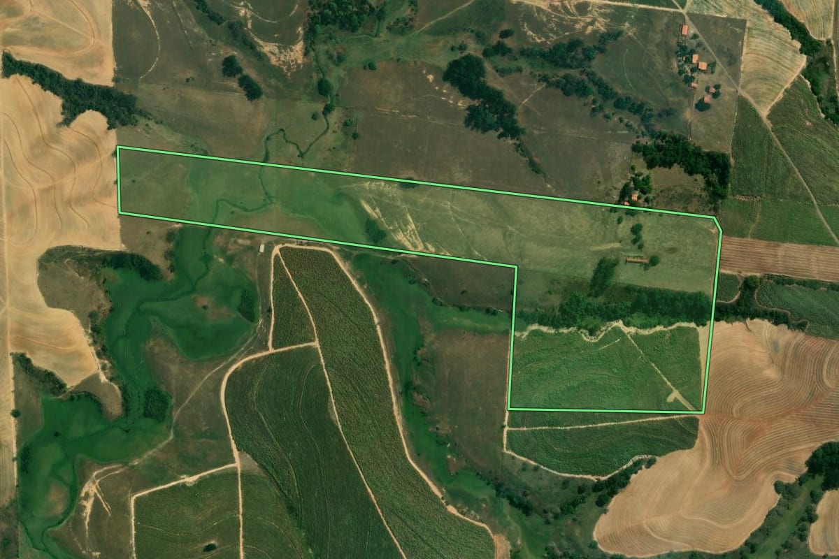 Imagem de satélite do imóvel rural em Mombuca (SP), com o contorno declarado no CAR desenhado por cima.