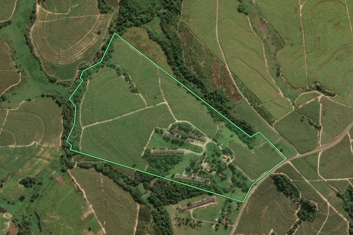 Imagem de satélite do imóvel rural em Mombuca (SP), com o contorno declarado no CAR desenhado por cima.