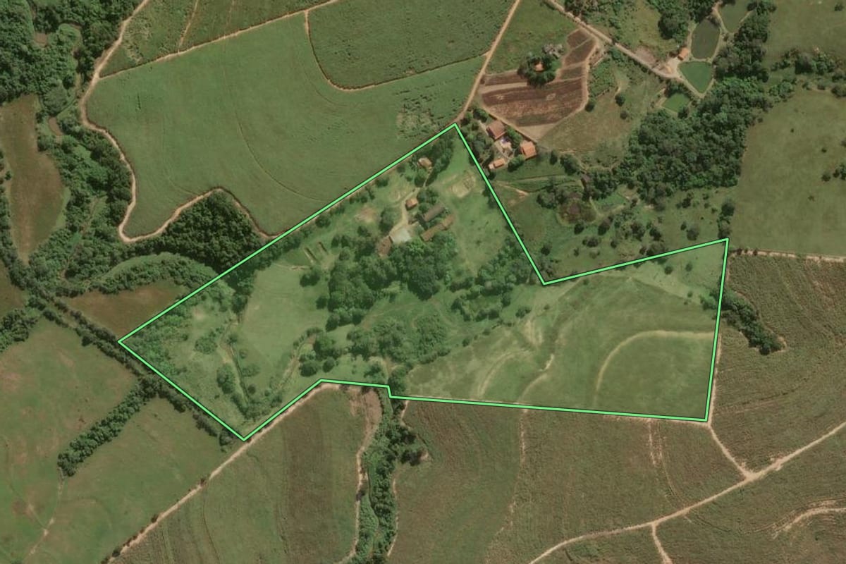 Imagem de satélite do imóvel rural em Mombuca (SP), com o contorno declarado no CAR desenhado por cima.