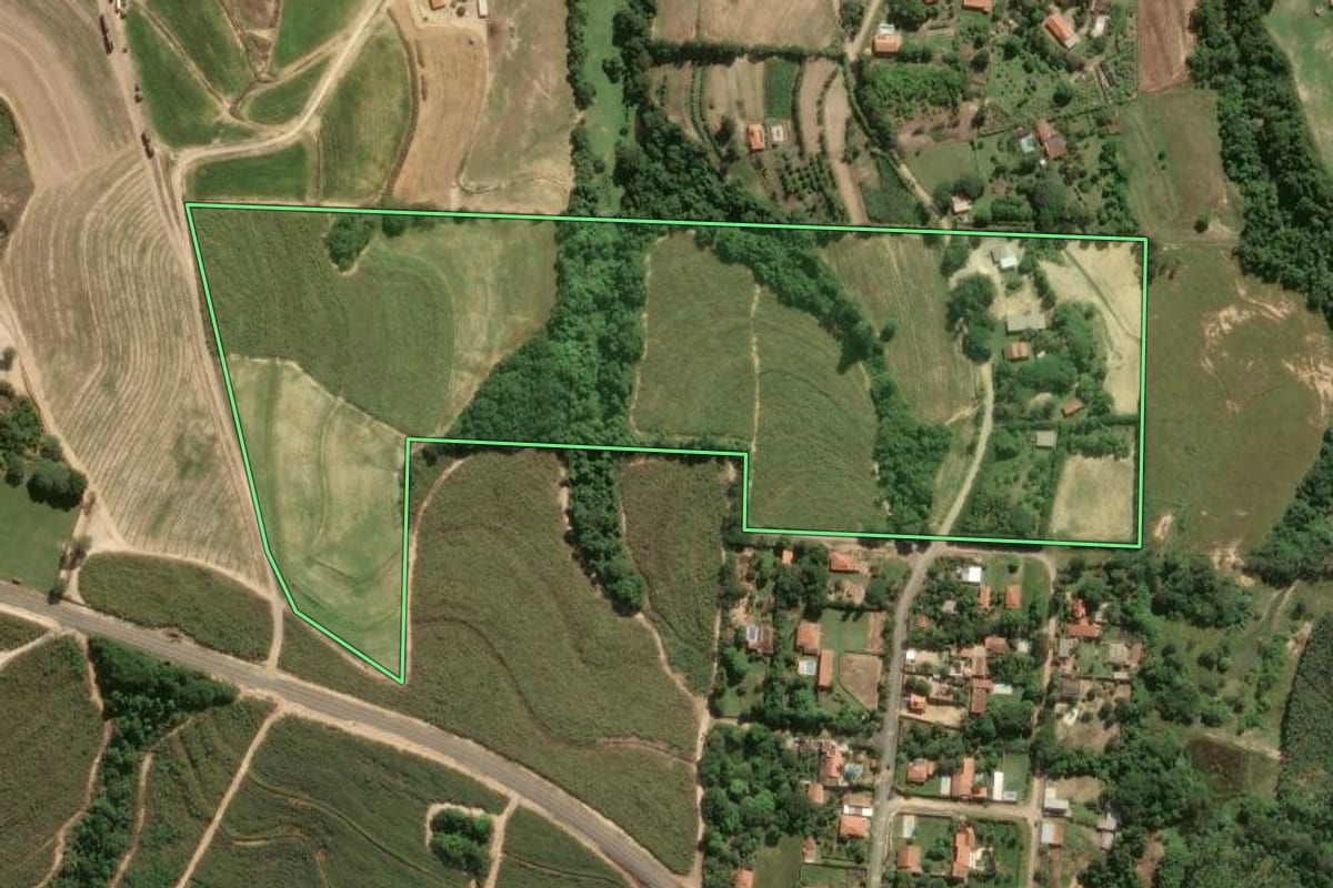 Imagem de satélite do imóvel rural em Mombuca (SP), com o contorno declarado no CAR desenhado por cima.