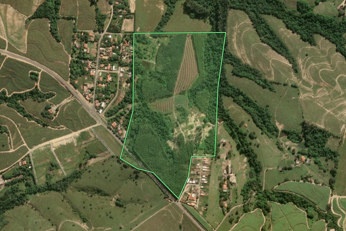 Imagem de satélite do imóvel rural em Mombuca (SP), com o contorno declarado no CAR desenhado por cima.