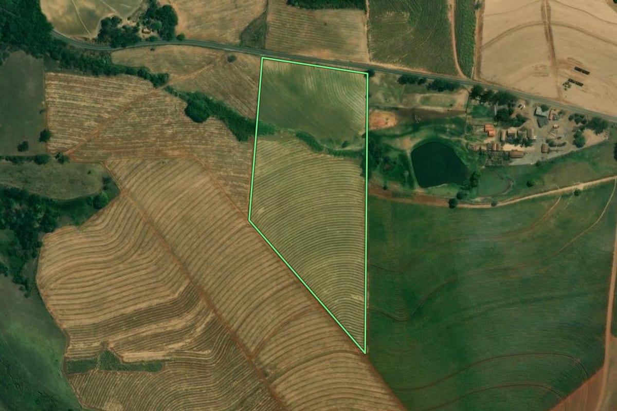 Imagem de satélite do imóvel rural em Mombuca (SP), com o contorno declarado no CAR desenhado por cima.