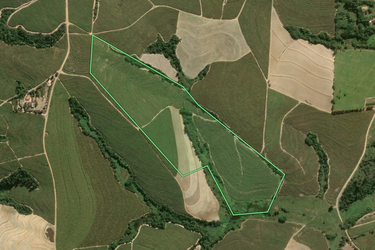 Imagem de satélite do imóvel rural em Mombuca (SP), com o contorno declarado no CAR desenhado por cima.