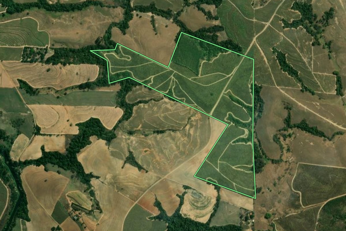 Imagem de satélite do imóvel rural em Mombuca (SP), com o contorno declarado no CAR desenhado por cima.