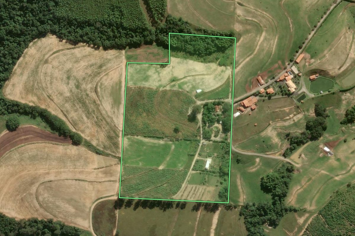 Imagem de satélite do imóvel rural em Mombuca (SP), com o contorno declarado no CAR desenhado por cima.