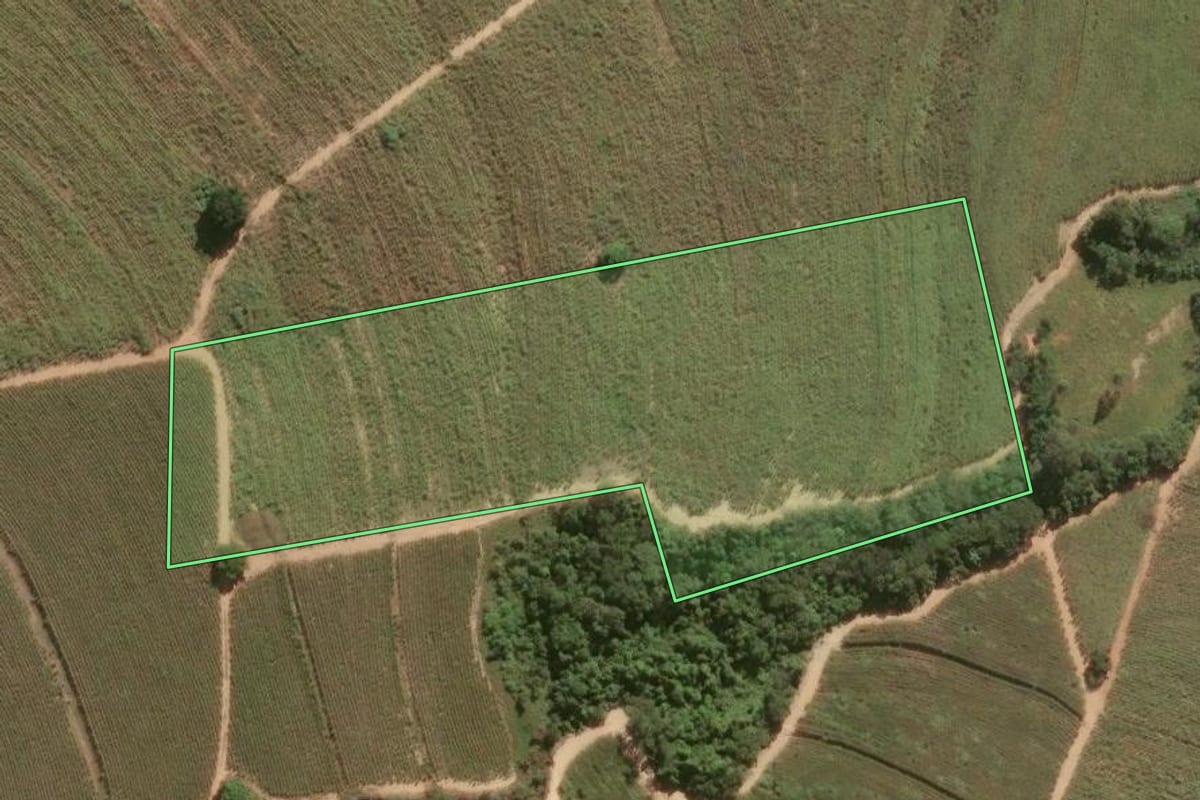 Imagem de satélite do imóvel rural em Mombuca (SP), com o contorno declarado no CAR desenhado por cima.