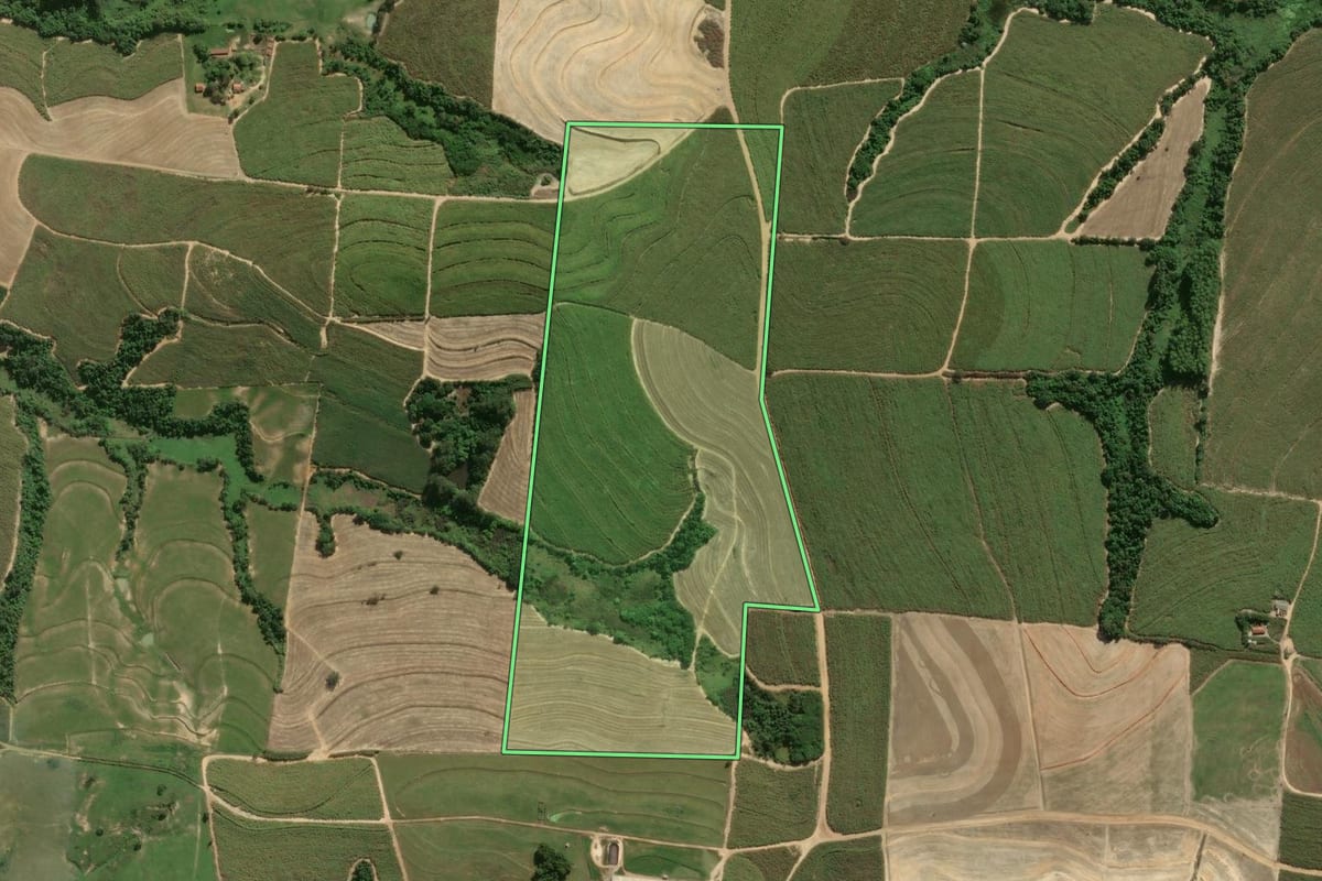 Imagem de satélite do imóvel rural em Mombuca (SP), com o contorno declarado no CAR desenhado por cima.