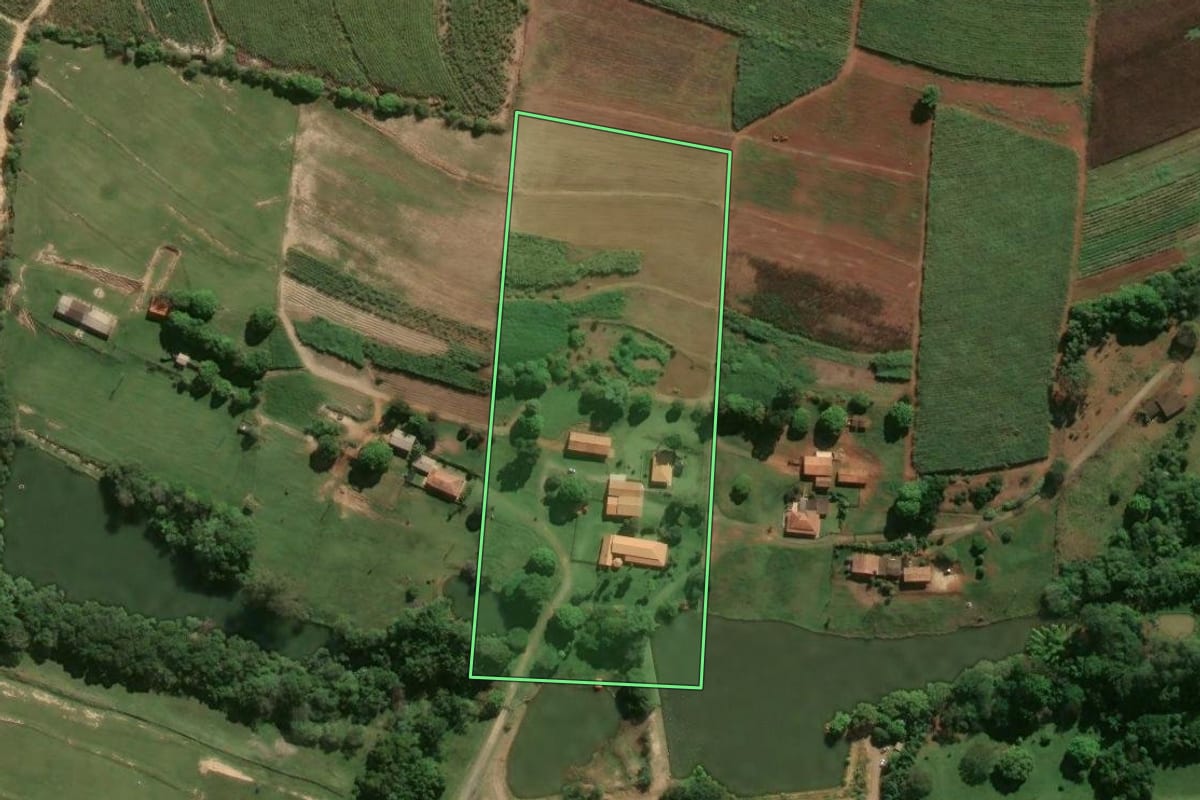 Imagem de satélite do imóvel rural em Mombuca (SP), com o contorno declarado no CAR desenhado por cima.