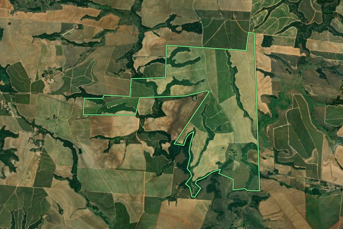 Imagem de satélite do imóvel rural em Mombuca (SP), com o contorno declarado no CAR desenhado por cima.