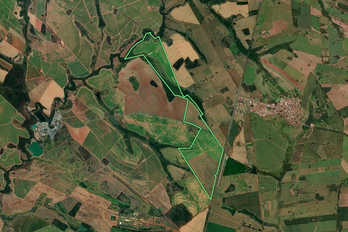 Imagem de satélite do imóvel rural em Monções (SP), com o contorno declarado no CAR desenhado por cima.