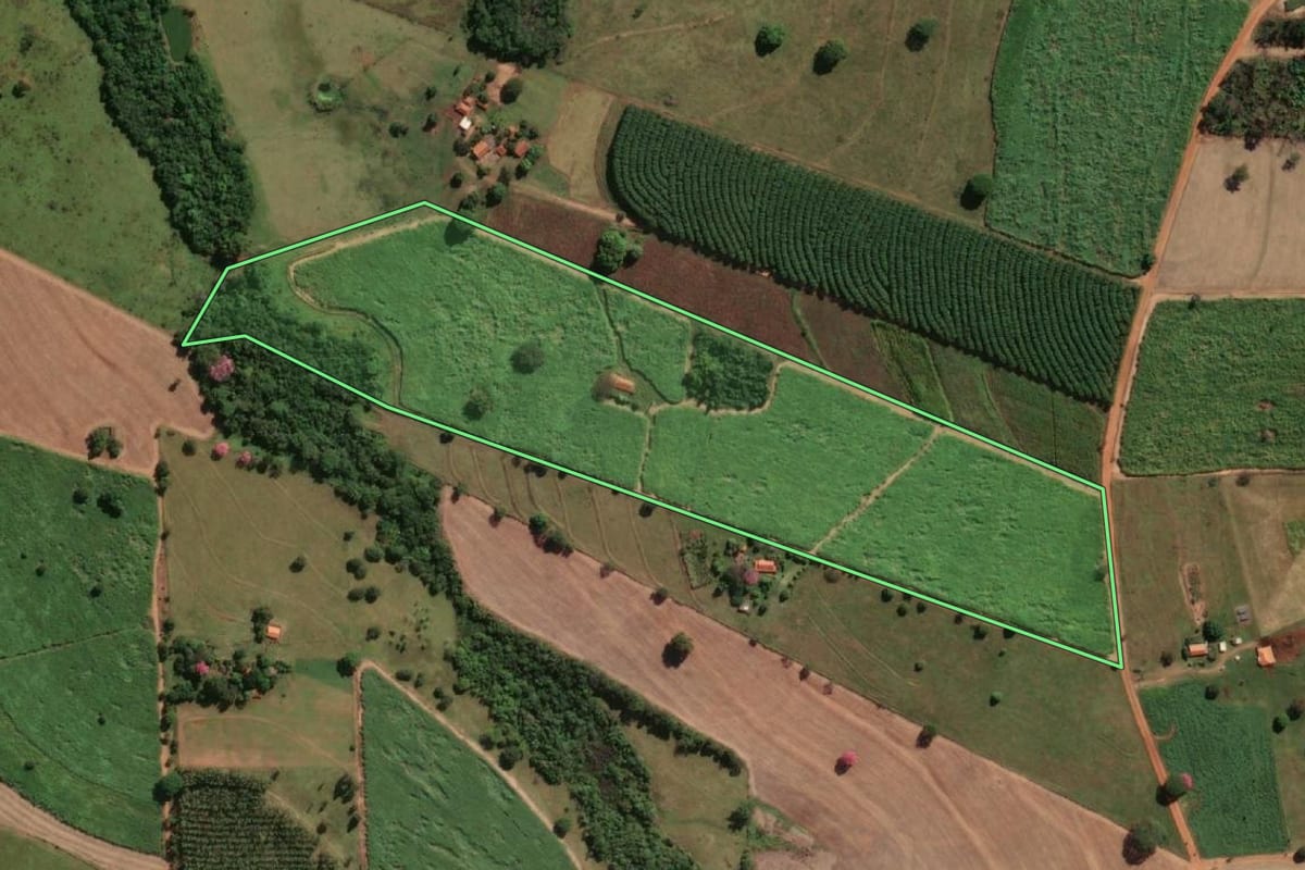 Imagem de satélite do imóvel rural em Monções (SP), com o contorno declarado no CAR desenhado por cima.