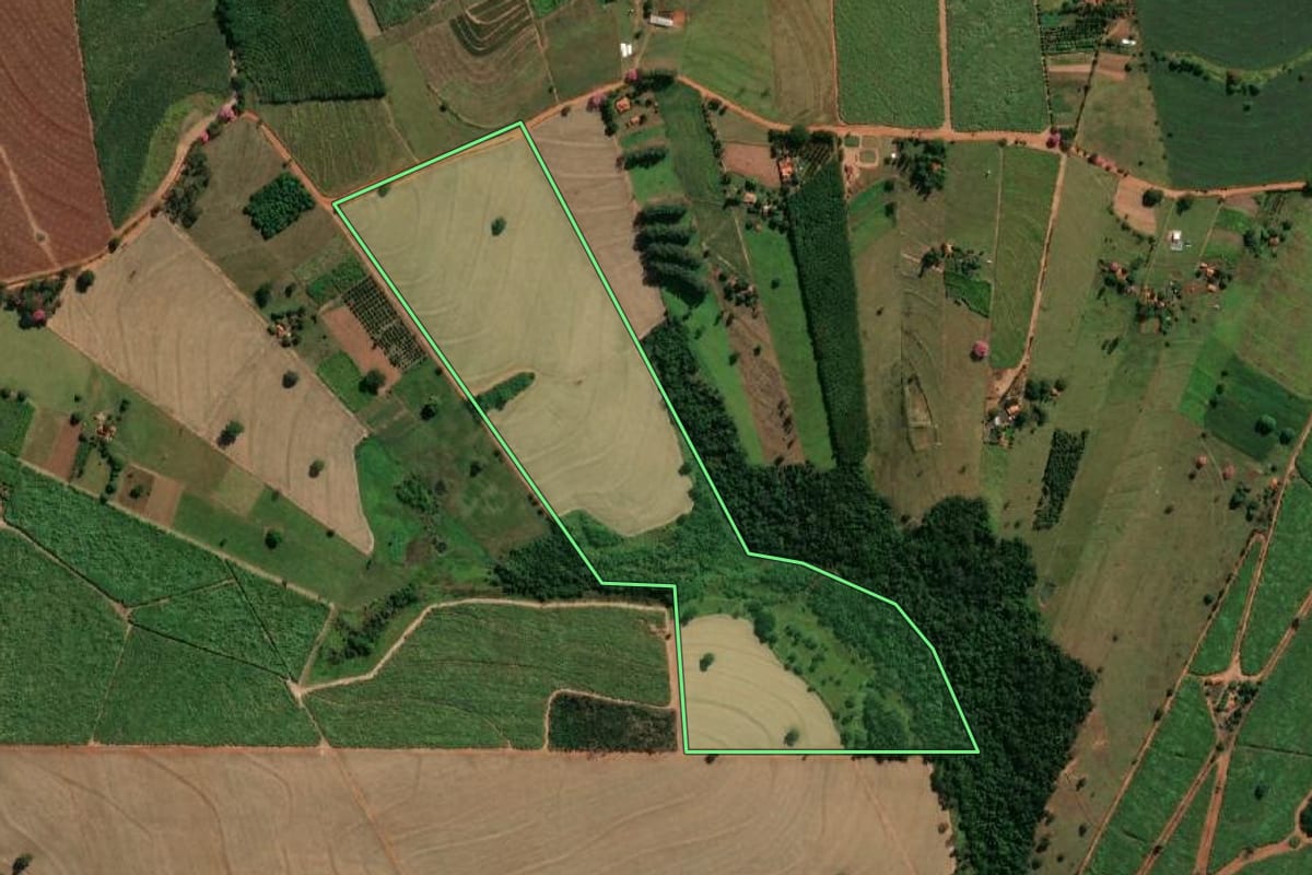 Imagem de satélite do imóvel rural em Monções (SP), com o contorno declarado no CAR desenhado por cima.
