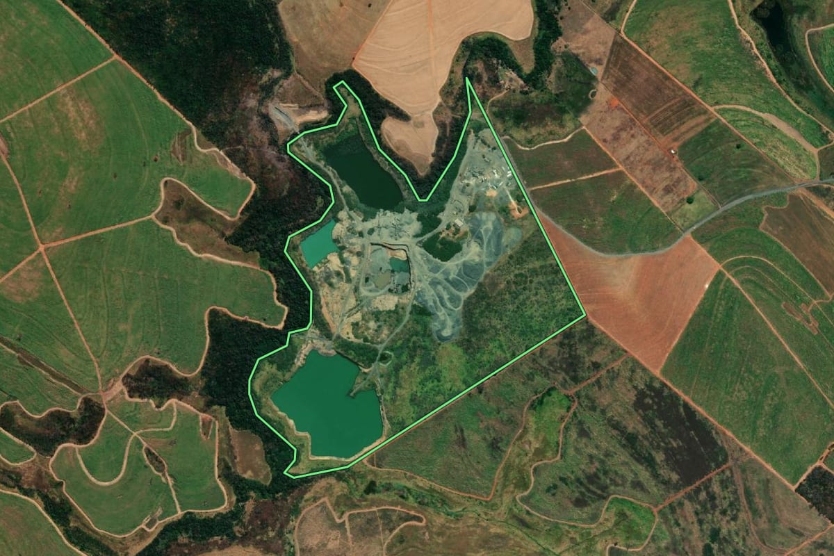 Imagem de satélite do imóvel rural em Monções (SP), com o contorno declarado no CAR desenhado por cima.