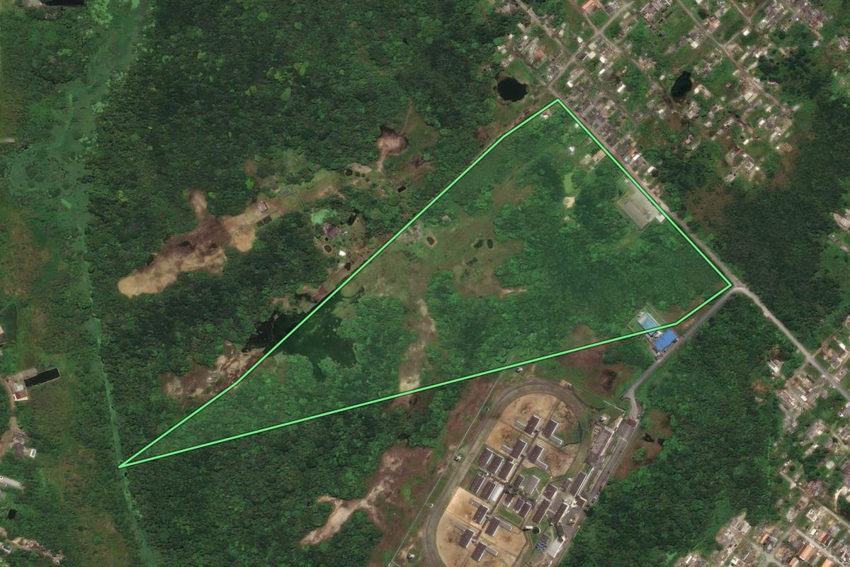 Imagem de satélite do imóvel rural em Mongaguá (SP), com o contorno declarado no CAR desenhado por cima.