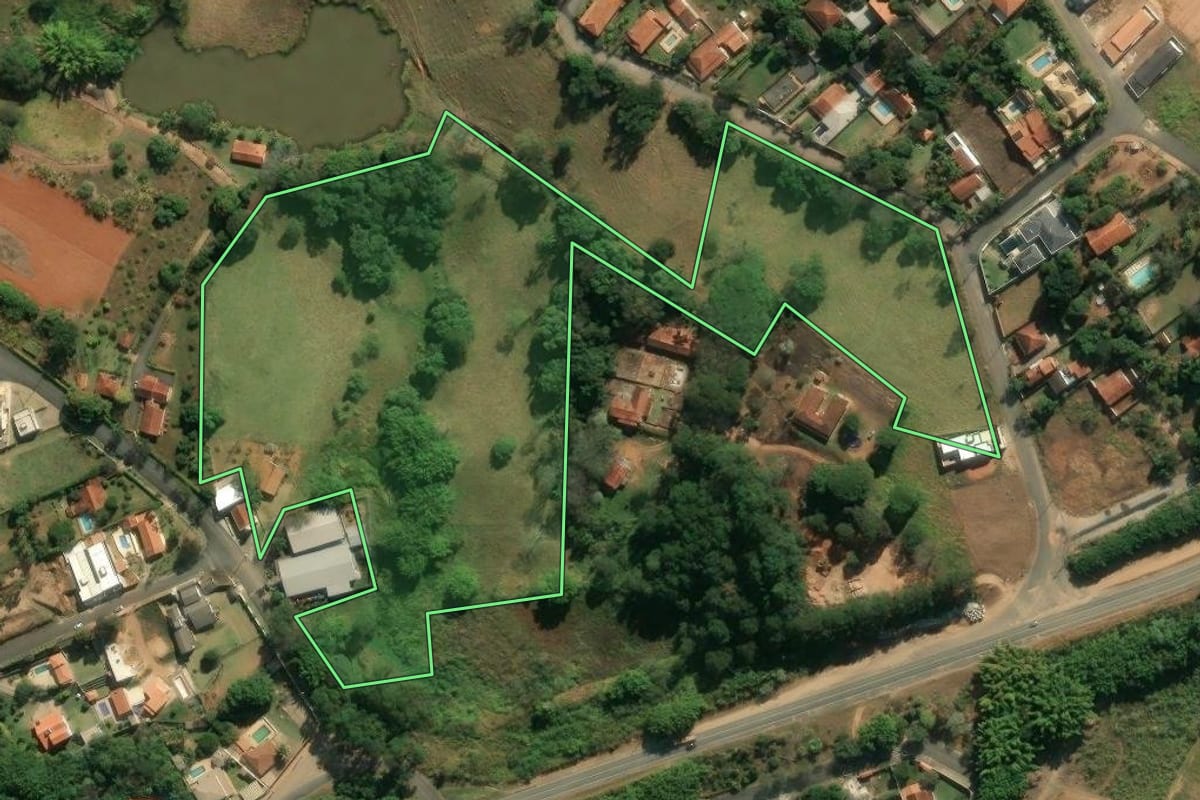 Imagem de satélite do imóvel rural em Monte Alegre do Sul (SP), com o contorno declarado no CAR desenhado por cima.
