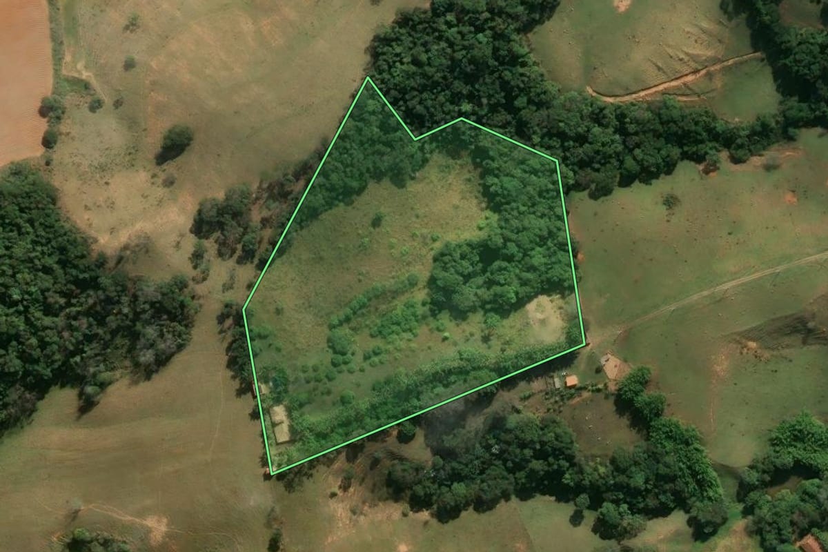 Imagem de satélite do imóvel rural em Monte Alegre do Sul (SP), com o contorno declarado no CAR desenhado por cima.