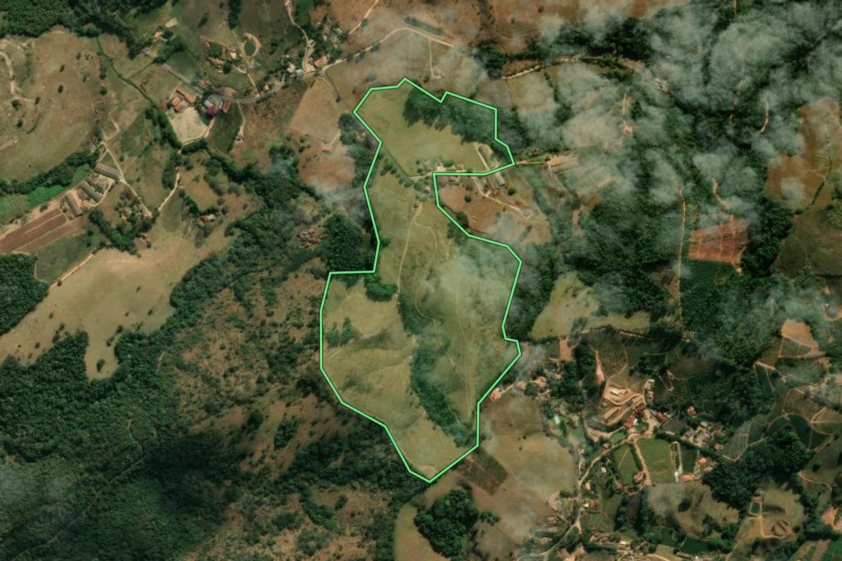 Imagem de satélite do imóvel rural em Monte Alegre do Sul (SP), com o contorno declarado no CAR desenhado por cima.