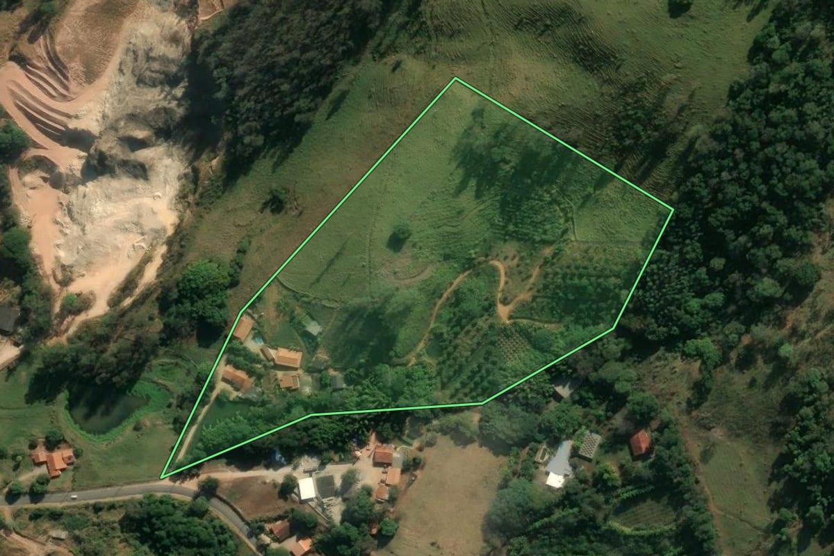 Imagem de satélite do imóvel rural em Monte Alegre do Sul (SP), com o contorno declarado no CAR desenhado por cima.