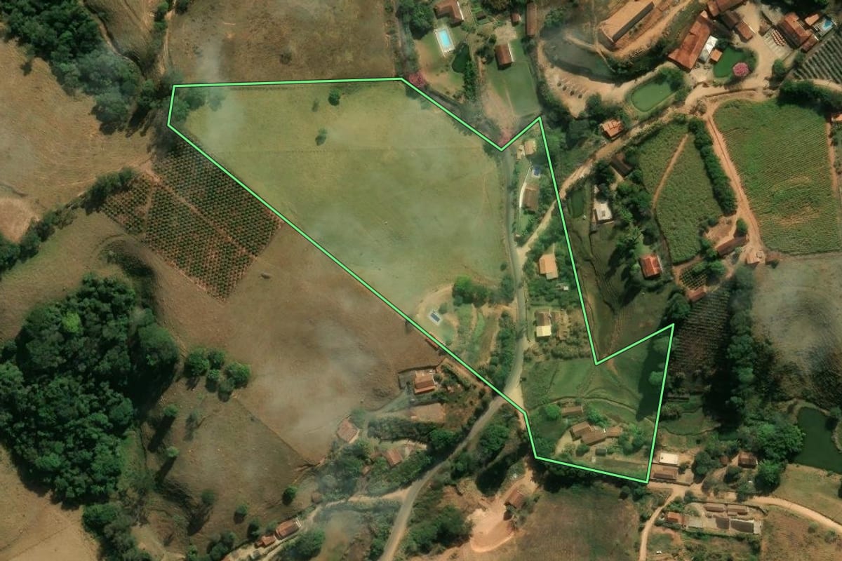 Imagem de satélite do imóvel rural em Monte Alegre do Sul (SP), com o contorno declarado no CAR desenhado por cima.