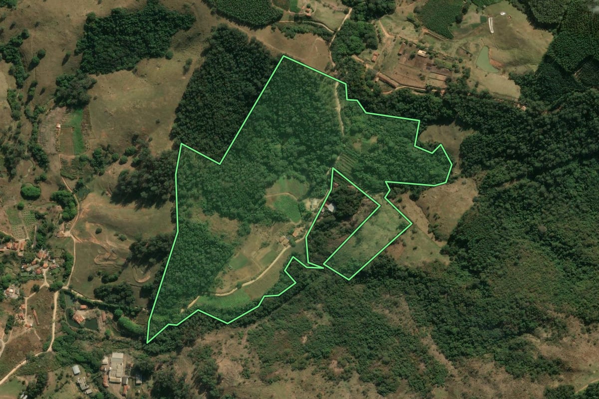 Imagem de satélite do imóvel rural em Monte Alegre do Sul (SP), com o contorno declarado no CAR desenhado por cima.