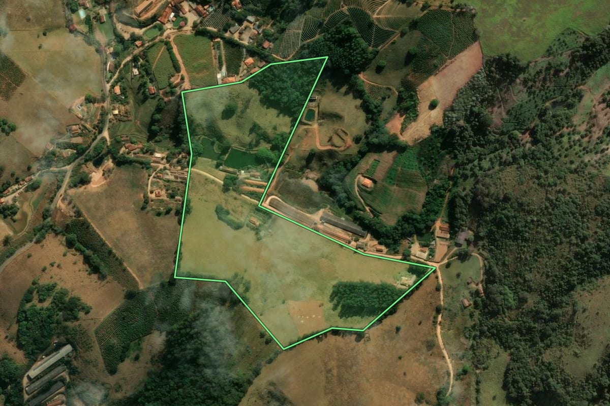 Imagem de satélite do imóvel rural em Monte Alegre do Sul (SP), com o contorno declarado no CAR desenhado por cima.