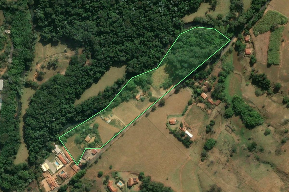 Imagem de satélite do imóvel rural em Monte Alegre do Sul (SP), com o contorno declarado no CAR desenhado por cima.