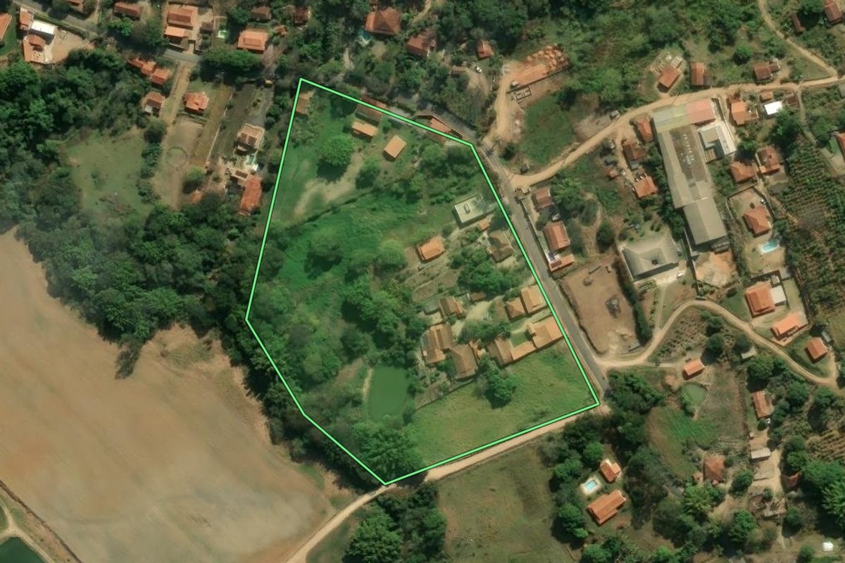 Imagem de satélite do imóvel rural em Monte Alegre do Sul (SP), com o contorno declarado no CAR desenhado por cima.