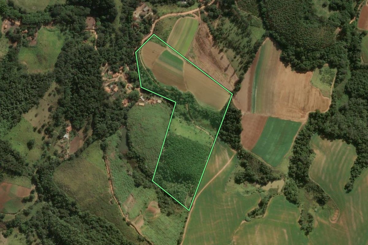 Imagem de satélite do imóvel rural em Monte Alegre do Sul (SP), com o contorno declarado no CAR desenhado por cima.