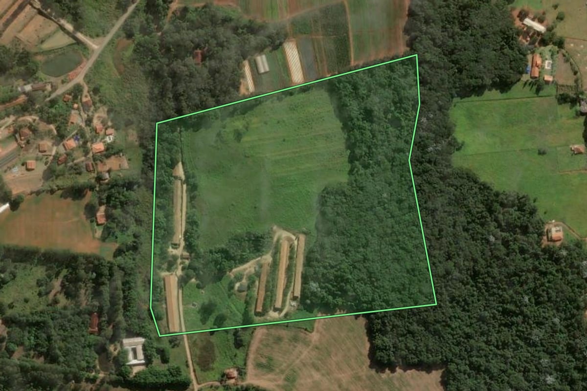 Imagem de satélite do imóvel rural em Monte Alegre do Sul (SP), com o contorno declarado no CAR desenhado por cima.
