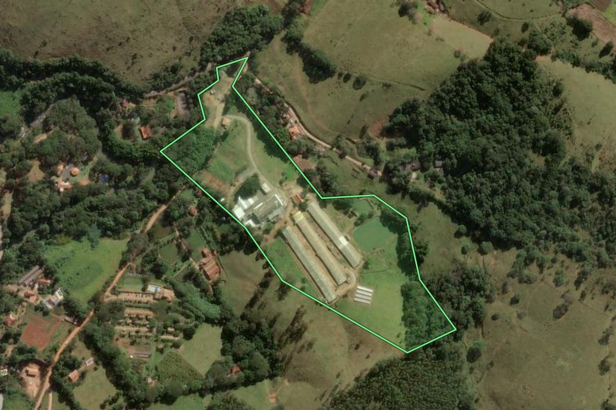 Imagem de satélite do imóvel rural em Monte Alegre do Sul (SP), com o contorno declarado no CAR desenhado por cima.