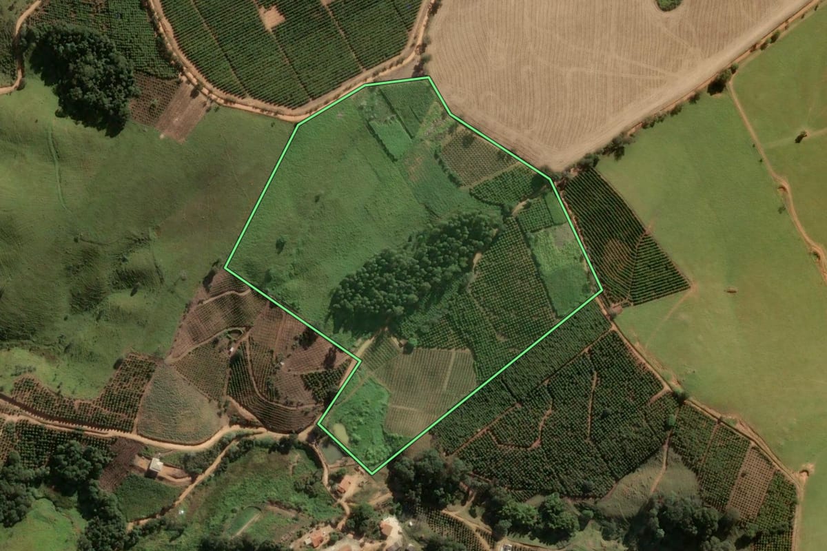 Imagem de satélite do imóvel rural em Monte Alegre do Sul (SP), com o contorno declarado no CAR desenhado por cima.