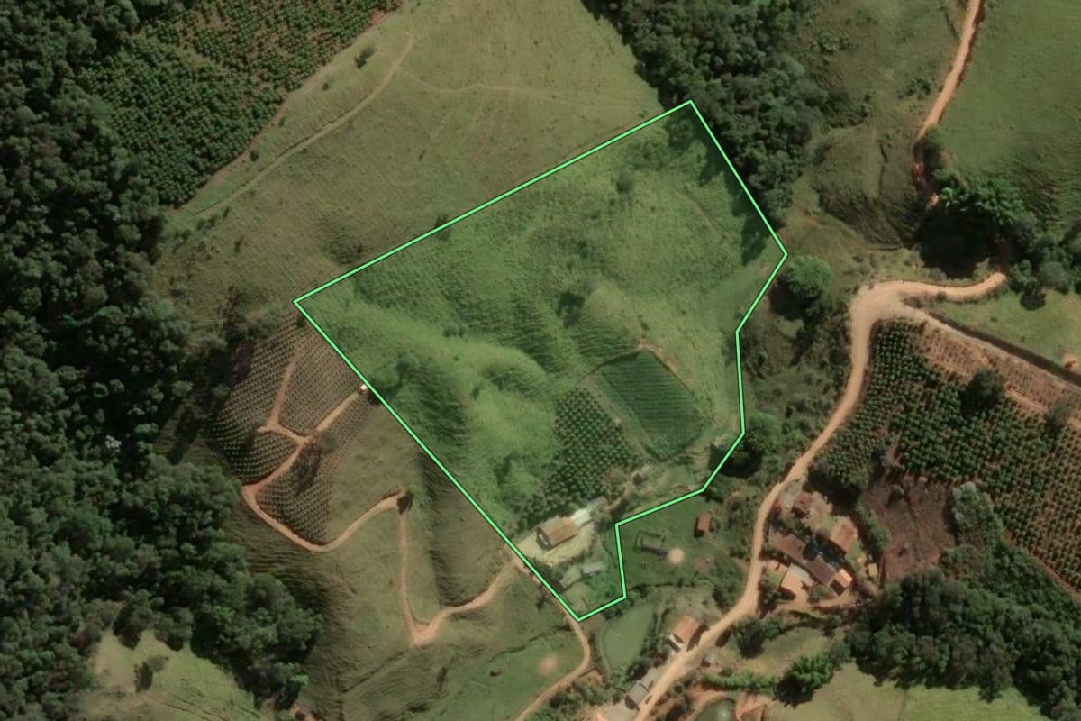 Imagem de satélite do imóvel rural em Monte Alegre do Sul (SP), com o contorno declarado no CAR desenhado por cima.