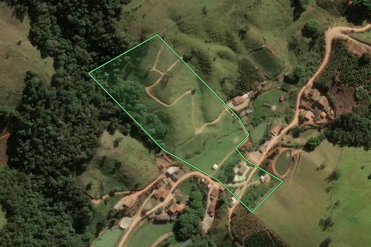 Imagem de satélite do imóvel rural em Monte Alegre do Sul (SP), com o contorno declarado no CAR desenhado por cima.