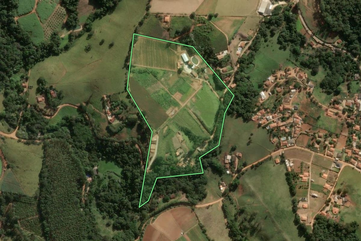 Imagem de satélite do imóvel rural em Monte Alegre do Sul (SP), com o contorno declarado no CAR desenhado por cima.
