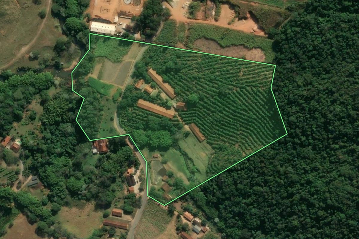 Imagem de satélite do imóvel rural em Monte Alegre do Sul (SP), com o contorno declarado no CAR desenhado por cima.