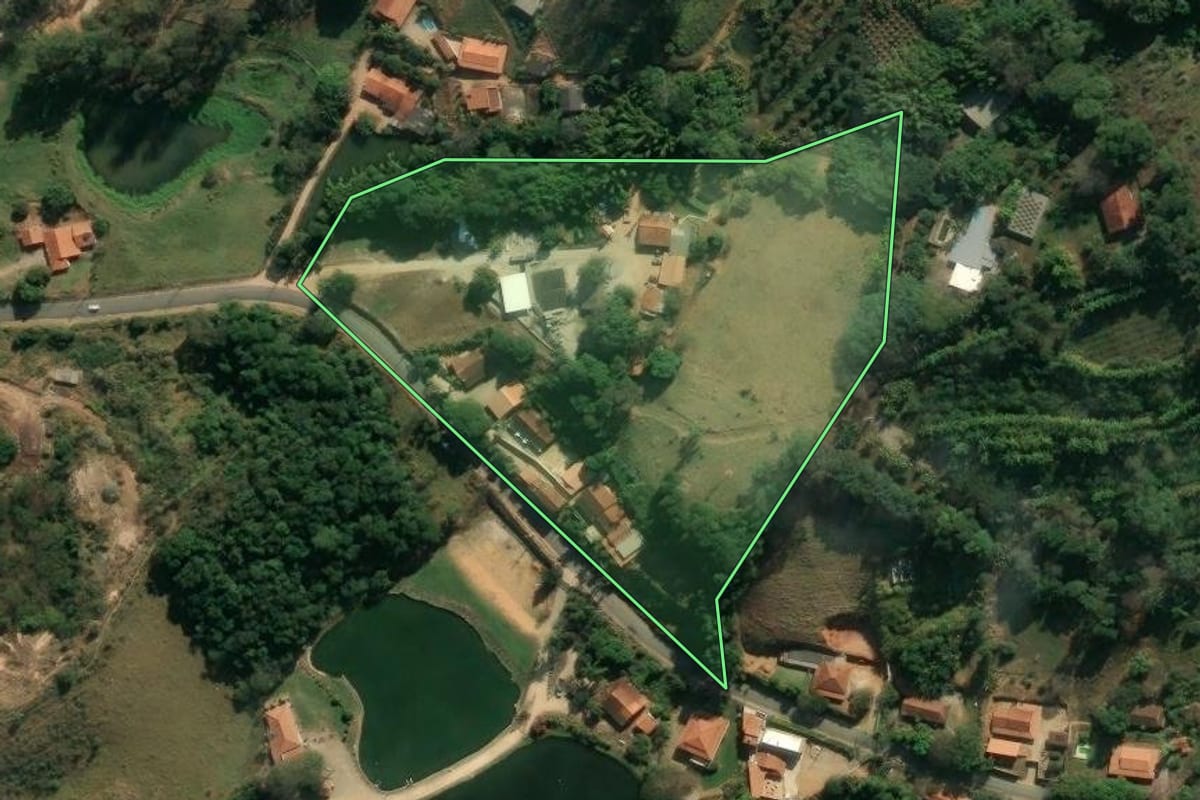 Imagem de satélite do imóvel rural em Monte Alegre do Sul (SP), com o contorno declarado no CAR desenhado por cima.