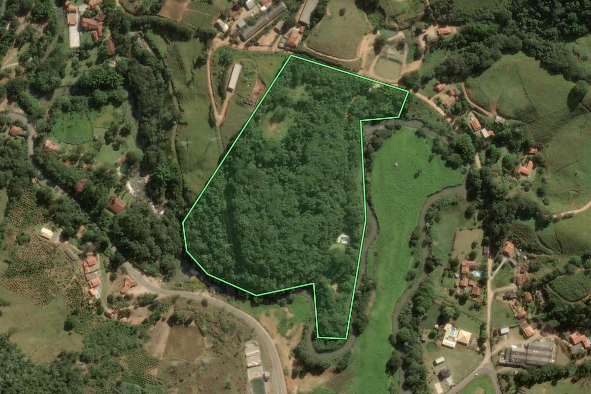 Imagem de satélite do imóvel rural em Monte Alegre do Sul (SP), com o contorno declarado no CAR desenhado por cima.