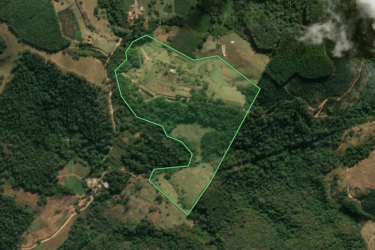 Imagem de satélite do imóvel rural em Monte Alegre do Sul (SP), com o contorno declarado no CAR desenhado por cima.