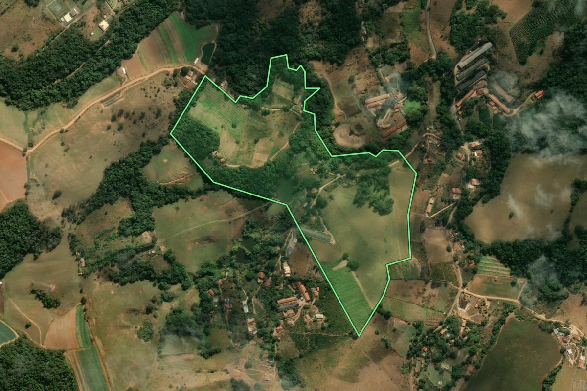 Imagem de satélite do imóvel rural em Monte Alegre do Sul (SP), com o contorno declarado no CAR desenhado por cima.