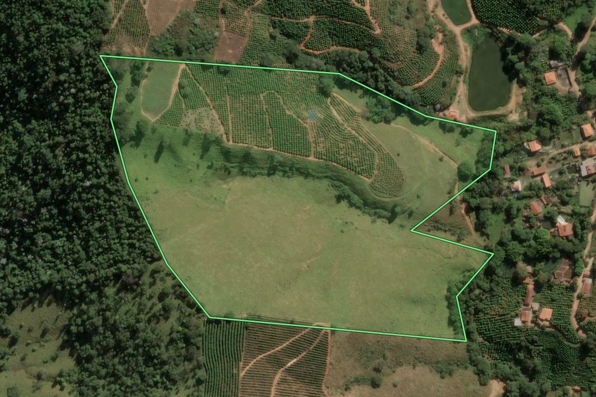 Imagem de satélite do imóvel rural em Monte Alegre do Sul (SP), com o contorno declarado no CAR desenhado por cima.