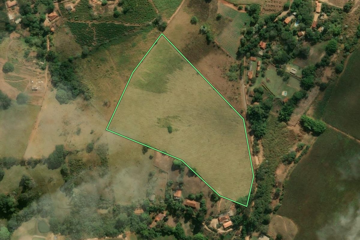 Imagem de satélite do imóvel rural em Monte Alegre do Sul (SP), com o contorno declarado no CAR desenhado por cima.