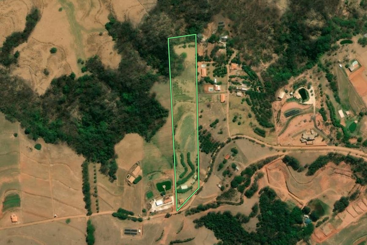 Imagem de satélite do imóvel rural em Monte Alto (SP), com o contorno declarado no CAR desenhado por cima.