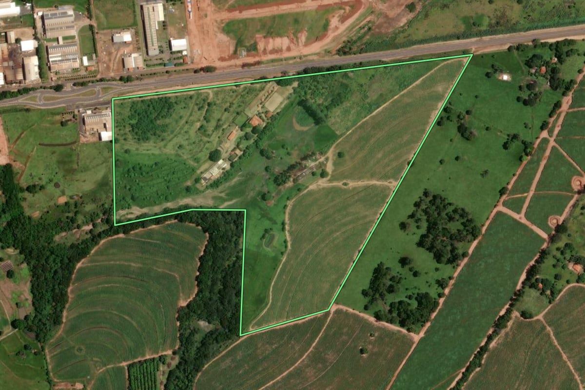 Imagem de satélite do imóvel rural em Monte Alto (SP), com o contorno declarado no CAR desenhado por cima.
