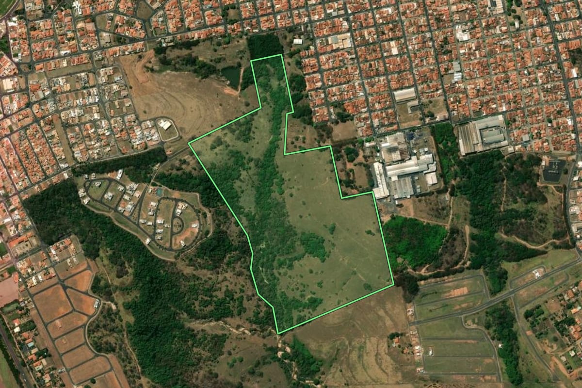 Imagem de satélite do imóvel rural em Monte Alto (SP), com o contorno declarado no CAR desenhado por cima.