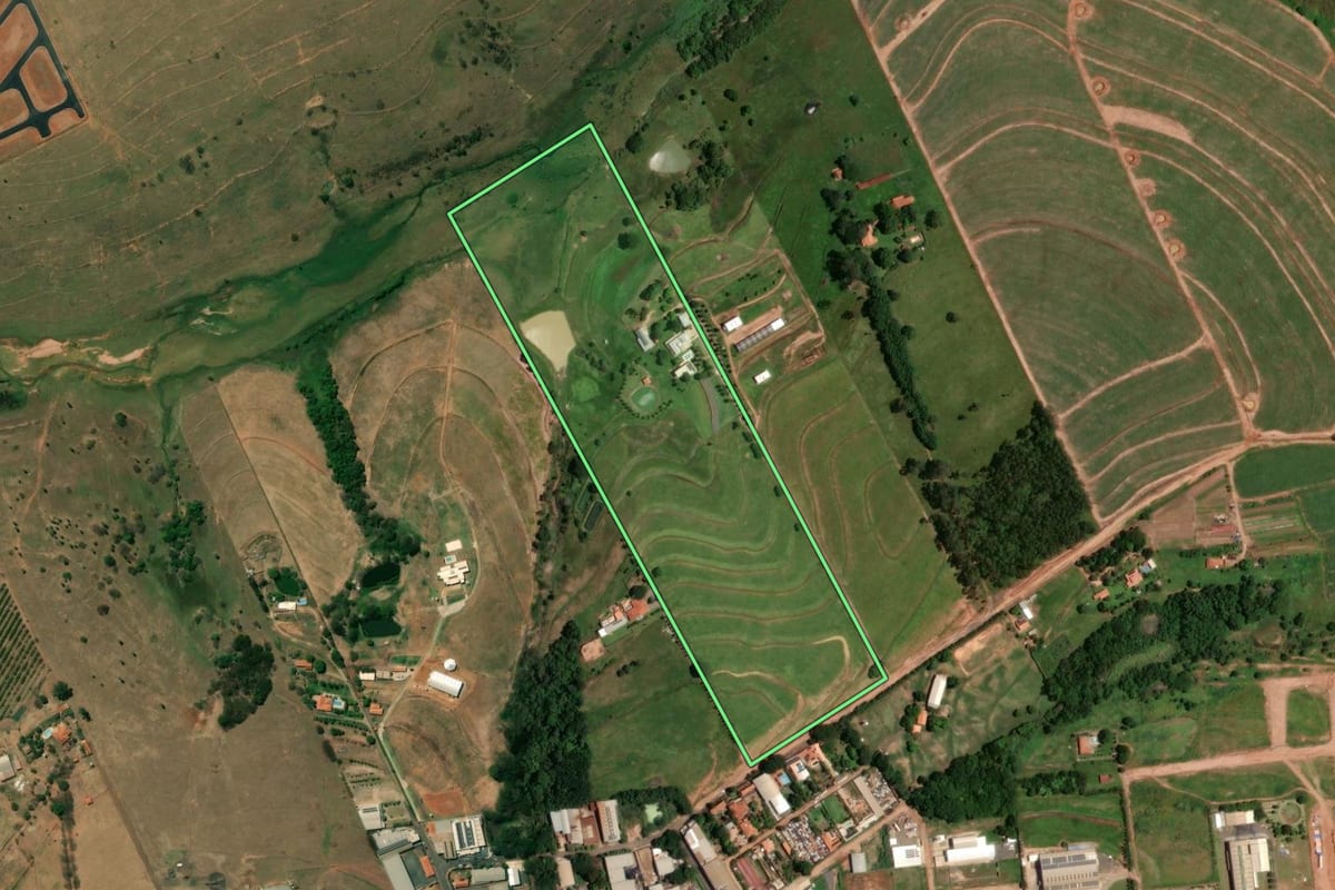 Imagem de satélite do imóvel rural em Monte Alto (SP), com o contorno declarado no CAR desenhado por cima.