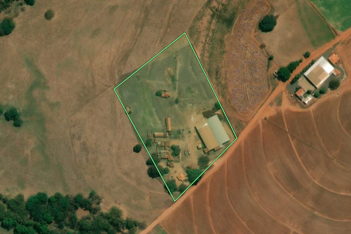 Imagem de satélite do imóvel rural em Monte Alto (SP), com o contorno declarado no CAR desenhado por cima.