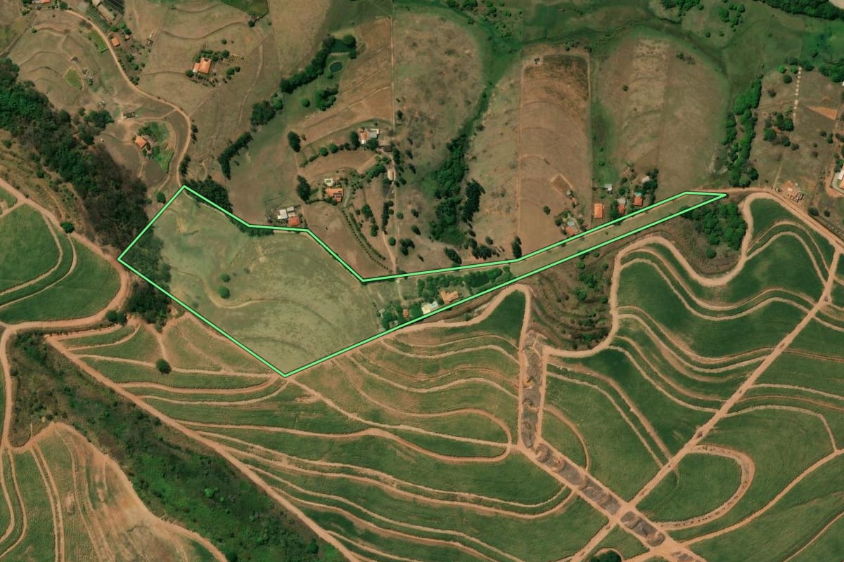 Imagem de satélite do imóvel rural em Monte Alto (SP), com o contorno declarado no CAR desenhado por cima.