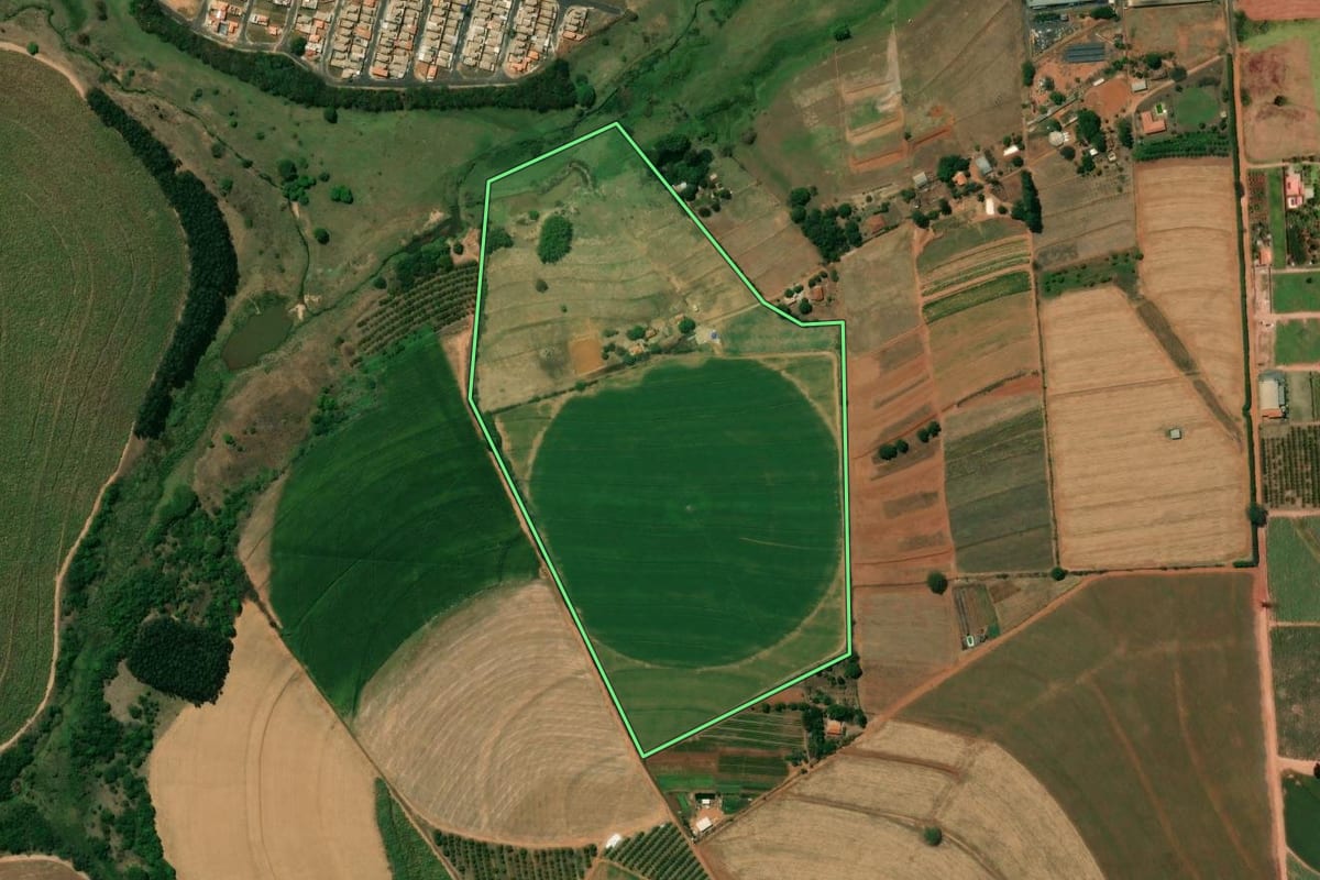 Imagem de satélite do imóvel rural em Monte Alto (SP), com o contorno declarado no CAR desenhado por cima.