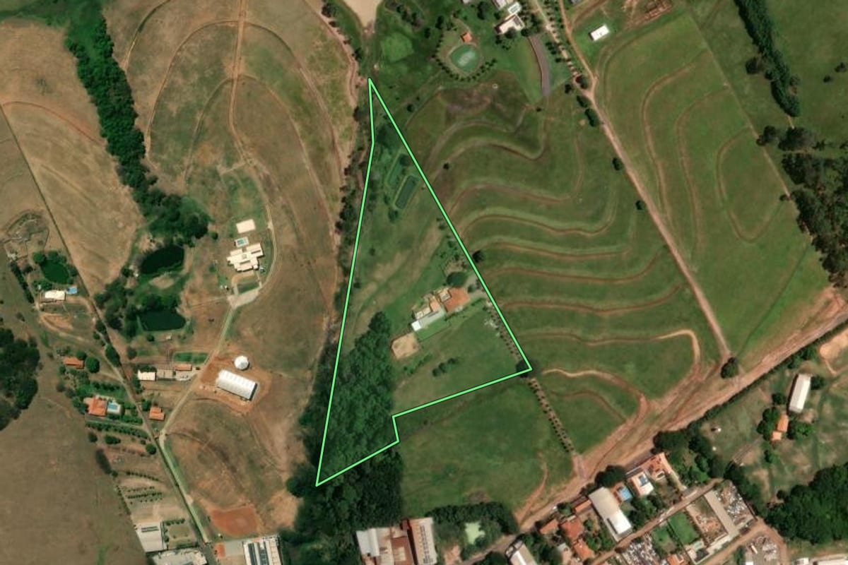 Imagem de satélite do imóvel rural em Monte Alto (SP), com o contorno declarado no CAR desenhado por cima.